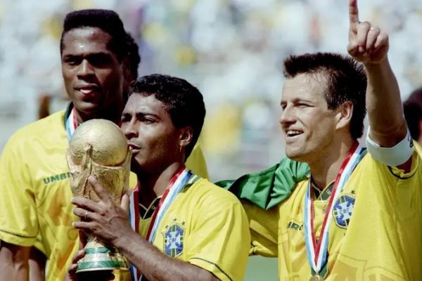 Kisah yang sangat teringat sampai sekarang dalam dunia Sepak bola, yaitu Piala Dunia 1994 yang dimenangkan oleh timnas Brasil (Foto: AFP) 
