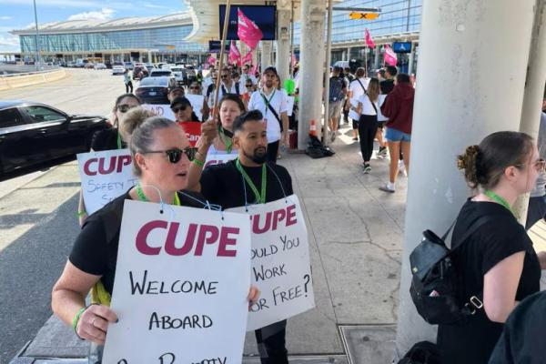 Pramugari Air Canada yang mogok berjalan di garis piket di Bandara Internasional Toronto Pearson di Mississauga, Ontario, Kanada, 18 Agustus 2025. REUTERS 