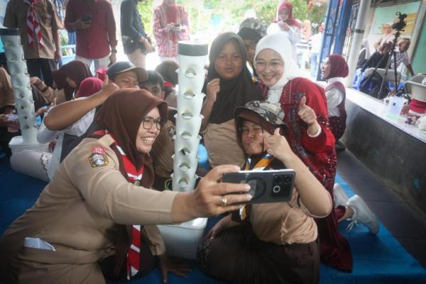 Momen di sela-sela pelatihan hidroponik yang diselenggarakan oleh DWP Kemenko PM bersama IPB di SLB B/C Harapan Ibu, Kemayoran, Jakarta (Foto: Ist) 