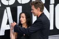 Austin Butler Selamatkan Zoe Kravitz dari Serangan Lebah di Premiere `Caught Stealing`