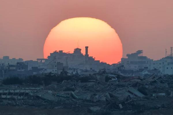 Matahari terbenam di atas Gaza, dilihat dari sisi perbatasan Israel antara Gaza dan Israel. REUTERS 