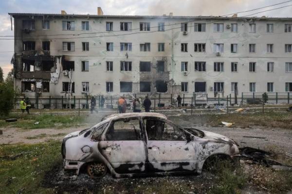 Pemandangan menunjukkan lokasi gedung apartemen yang terkena serangan pesawat nirawak Rusia, di tengah serangan Rusia terhadap Ukraina, di Kharkiv, Ukraina, 18 Agustus 2025. REUTERS 