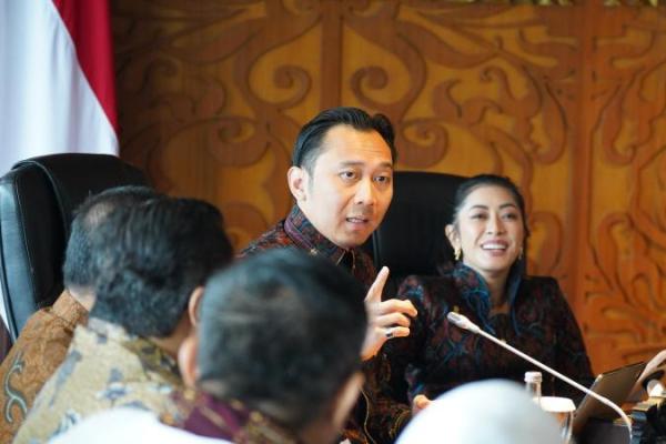Wakil Ketua MPR RI sekaligus Ketua Fraksi Partai Demokrat, Edhie Baskoro Yudhoyono (Ibas) dalam audiensi tentang Rumah Pintar Nasional, di Gedung MPR RI (Foto: Humas MPR) 
