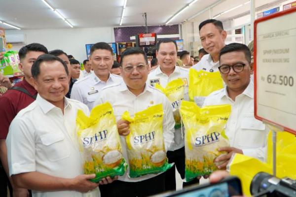 Kepala Badan Pangan Nasional/National Food Agency (NFA)  Arief Prasetyo Adi dalam kunjungan kerja bersama Menteri Dalam Negeri Tito Karnavian dan Gubernur Banten Andra Soni di Pasar Induk Rau, Serang, Banten, Rabu (20/8/2025).(foto:NFA) 