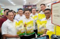 Kepala Badan Pangan Nasional/National Food Agency (NFA)  Arief Prasetyo Adi dalam kunjungan kerja bersama Menteri Dalam Negeri Tito Karnavian dan Gubernur Banten Andra Soni di Pasar Induk Rau, Serang, Banten, Rabu (20/8/2025).(foto:NFA) 
