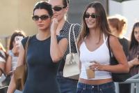 Hailey Bieber dan Kendall Jenner terlihat sedang berbelanja di Brandy Melville di Brentwood, Los Angeles, Rabu (20/8/2025). (FOTO: BACKGRID)