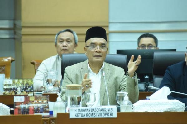  Ketua Komisi VIII DPR RI Marwan Dasopang saat memimpin Rapat Dengar Pendapat Umum (RDPU) Komisi VIII dengan Ketua Kelompok Bimbingan Ibadah Haji dan Umrah (KBIHU), Ketua Ikatan Persaudaraan Haji Indonesia, Ketua Komisi Nasional Disabilitas, serta Komunitas Lansia Indonesia, di Nusantara II, Senayan, Jakarta, Rabu (Foto: DPR) 