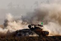 Sebuah kendaraan pengangkut personel lapis baja Israel bermanuver di sisi perbatasan Israel dengan Gaza, Israel, 19 Agustus 2025. REUTERS