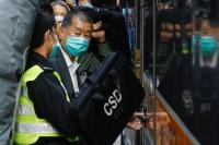 Taipan media Jimmy Lai, pendiri Apple Daily, terlihat meninggalkan Pengadilan Banding Akhir dengan mobil tahanan, di Hong Kong, Tiongkok, 1 Februari 2021. REUTERS