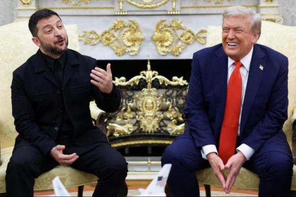 Presiden Ukraina Volodymyr Zelenskiy dan Presiden AS Donald Trump dalam pertemuan di Ruang Oval Gedung Putih, di tengah negosiasi untuk mengakhiri perang Rusia di Ukraina, di Washington, AS, 18 Agustus 2025. REUTERS 