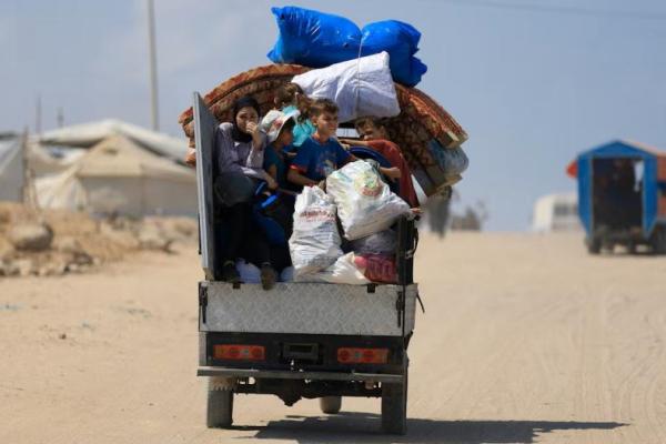Warga Palestina yang mengungsi dari Gaza utara membawa barang-barang mereka menuju selatan, di tengah operasi militer Israel, di Kota Gaza, 21 Agustus 2025. REUTERS 