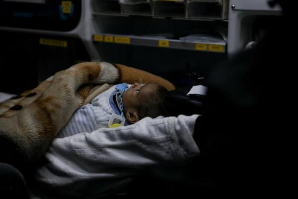 Seorang anak Palestina yang membutuhkan perawatan medis dievakuasi melalui penyeberangan Jembatan Raja Hussein, di Yordania, 4 Maret 2025. REUTERS 