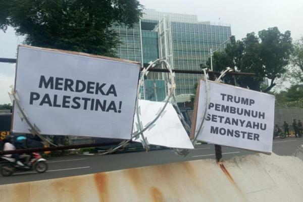 Ilustrasi - tulisan pada aksi demo di depan Kedutaan Besar Amerika Serikat (Foto: Vaza/Katakini.com) 