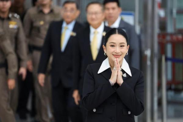 Perdana Menteri Thailand yang diskors, Paetongtarn Shinawatra, tiba di Mahkamah Konstitusi untuk memberikan kesaksian di Bangkok, Thailand, 21 Agustus 2025. REUTERS 