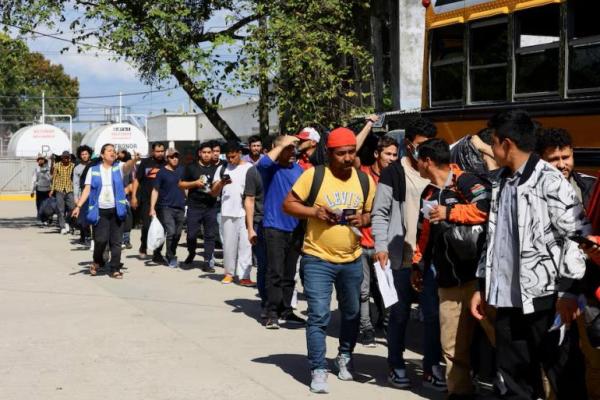 Migran Honduras yang dideportasi dari Amerika Serikat mengantre untuk naik bus di Pusat Perhatian bagi Migran yang kembali, di San Pedro Sula, Honduras, 30 Januari 2025. REUTERS 