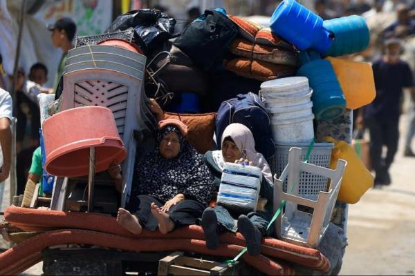 Perempuan Palestina yang mengungsi dari Gaza utara membawa barang-barang mereka menuju selatan, di Kota Gaza, 21 Agustus 2025. REUTERS 