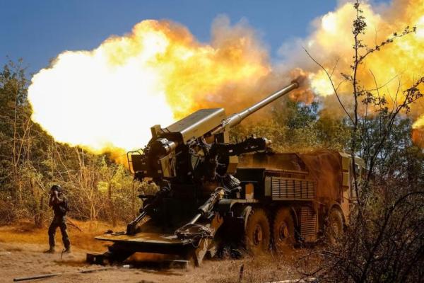 Seorang anggota Brigade Artileri Terpisah ke-44 Angkatan Bersenjata Ukraina menembakkan howitzer swagerak 2S22 Bohdana di wilayah Zaporizhzhia, Ukraina, 20 Agustus 2025. REUTERS 