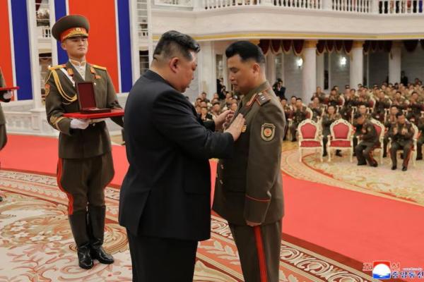 Pemimpin Korea Utara Kim Jong menghadiri upacara penghargaan nasional untuk para komandan dan pejuang unit operasi luar negeri Tentara Rakyat Korea, di markas besar Komite Sentral Partai Buruh Korea, di Pyongyang, Korea Utara, 22 Agustus 2025. KCNA via REUTERS 