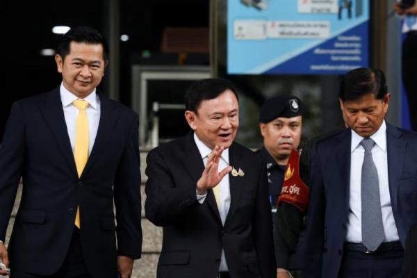 Mantan Perdana Menteri Thailand Thaksin Shinawatra meninggalkan kantor setelah pengadilan pidana Thailand membebaskannya dari dakwaan dalam kasus penghinaan kerajaan, di Bangkok, Thailand, 22 Agustus 2025. REUTERS 