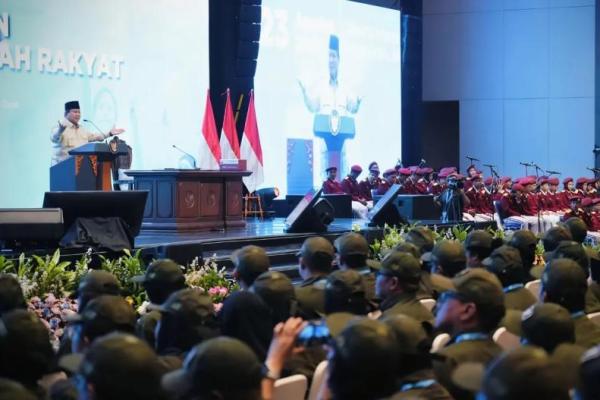 Presiden Prabowo Subianto dalam pembekalan guru dan kepala Sekolah Rakyat di Jiexpo Kemayoran, Jakarta (Foto: Kemensos) 