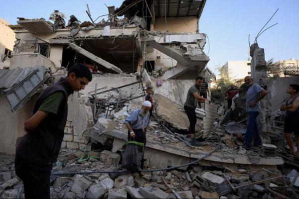 Warga Palestina memeriksa lokasi serangan Israel semalam terhadap sebuah rumah, di Kota Gaza, 20 Agustus 2025. REUTERS 