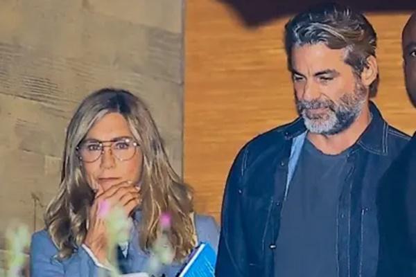 Jennifer Aniston Merasa Jim Curtis Berbeda Dibanding Pria-pria Masa Lalunya. (FOTO: BACKGRID) 