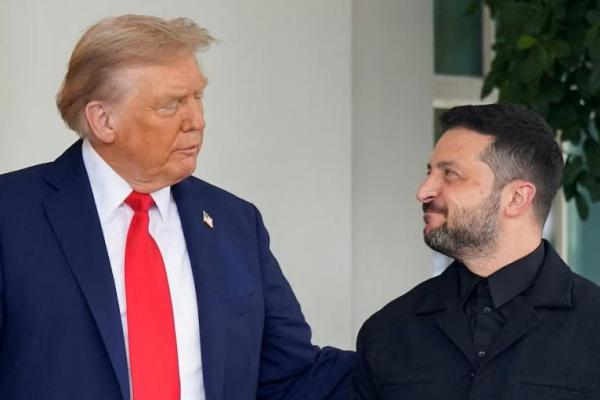 Presiden AS Donald Trump menyambut Presiden Ukraina Volodymyr Zelenskiy saat tiba di Gedung Putih, di Washington, AS, 18 Agustus 2025. REUTERS 