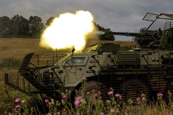 Anggota Brigade Infanteri Bermotor Terpisah ke-58 Angkatan Bersenjata Ukraina menembakkan meriam dari kendaraan pengangkut personel lapis baja BTR-4 di wilayah Kharkiv, Ukraina, 11 Agustus 2025. REUTERS  