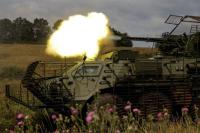 Anggota Brigade Infanteri Bermotor Terpisah ke-58 Angkatan Bersenjata Ukraina menembakkan meriam dari kendaraan pengangkut personel lapis baja BTR-4 di wilayah Kharkiv, Ukraina, 11 Agustus 2025. REUTERS 