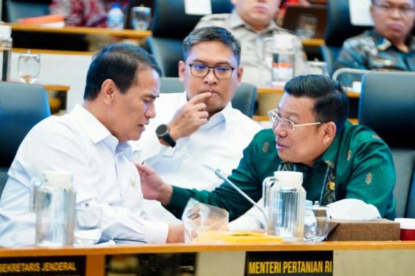 Kepala Badan Pangan Nasional/National Food Agency (NFA) Arief Prasetyo Adi bersama Menteri Pertanian Andi Amran Sulaiman dan Wakil Menteri Pertanian Sudaryono dalam RDP dengan Komisi IV DPR di Jakarta, Kamis (21/8/2025).(foto:NFA) 