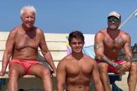 Penjaga pantai Ed Kazukowitz (kiri) bersama dua penjaga pantai Bay Head Beach lainnya di New Jersey. (FOTO: CBS PHILADELPHIA)
