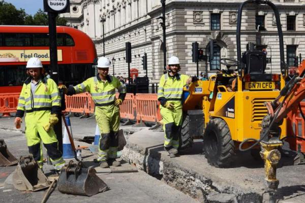 Para pekerja berhenti sejenak saat menggali ruas jalan di Westminster saat gelombang panas melanda, di London, Inggris, 12 Agustus 2025. REUTERS 