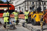 Para pekerja berhenti sejenak saat menggali ruas jalan di Westminster saat gelombang panas melanda, di London, Inggris, 12 Agustus 2025. REUTERS