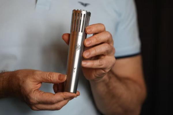 Musisi Amerika dan salah satu pendiri perusahaan, David Arthur Brown, mendemonstrasikan mikrofon di pabrik Soyuz Microphones di kota Tula, Rusia, 21 Juli 2025. REUTERS 