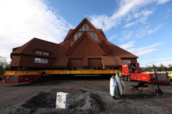 Vikaris Gereja Kiruna, Lena Tjarnberg, berdiri di samping Asa Nystrom, sebelum dipindahkan ke lokasi baru, di Kiruna, Swedia, 19 Agustus 2025. REUTERS 