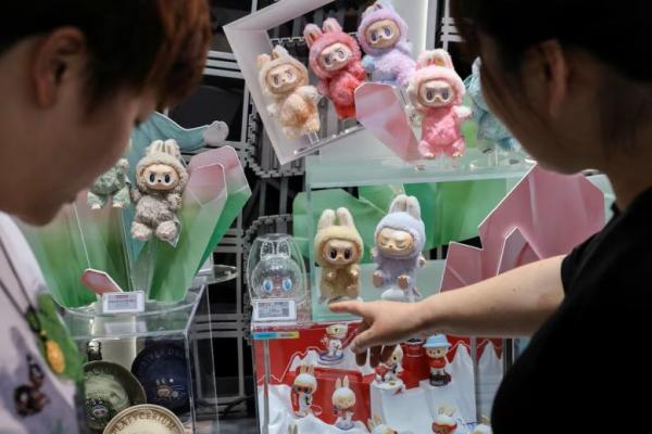 Orang-orang melihat boneka Labubu di toko utama Pop Mart di Shanghai, Tiongkok, 13 Juni 2025. REUTERS 