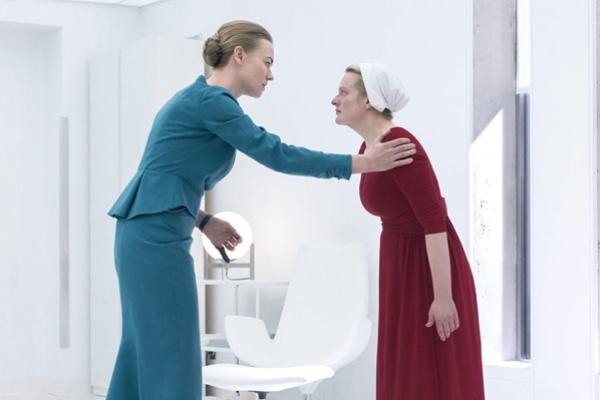 The Handmaid`s Tale Season 3 Episode 9 berjudul `Heroic` yang dibintangi Elizabeth Moss dan Yvonne Strahovski. (FOTO: HULU) 