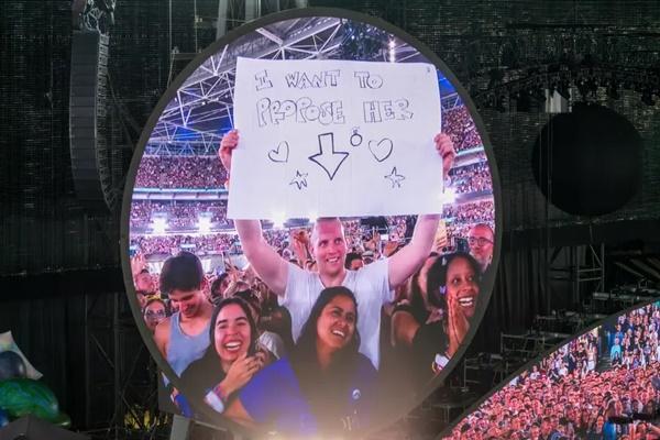 Penggemar tertangkap kamera ciuman konser Coldplay di Stadion Wembley, London, Jumat (22/8/2025). Dia ingin melamar kekasihnya di konser tersebut. (FOTO: SPLASHNEWS) 