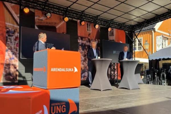 Menteri Keuangan Norwegia Jens Stoltenberg dan CEO dana kekayaan Nicolai Tangen dalam rapat umum tentang dana kekayaan negara di Arendal, Norwegia, 13 Agustus 2025. REUTERS 
