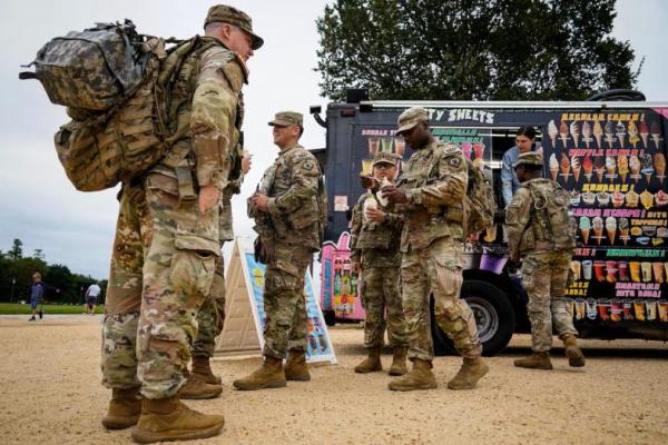 Anggota Garda Nasional Mississippi makan es krim dan teh boba di National Mall, di Washington, AS, 21 Agustus 2025. REUTERS 
