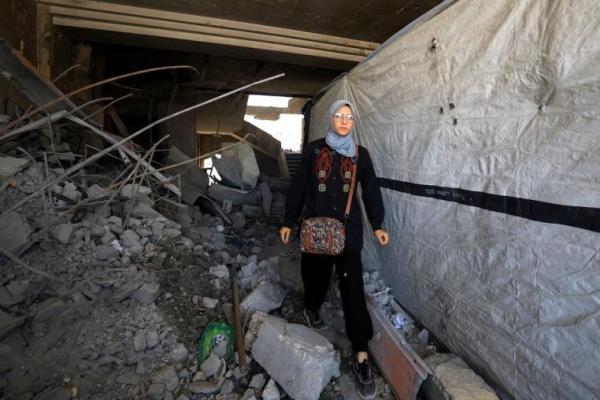 Maha Ali berjalan di dalam Universitas Islam Gaza yang rusak, tempat ia berlindung, di Kota Gaza, 1 Juni 2025. REUTERS 