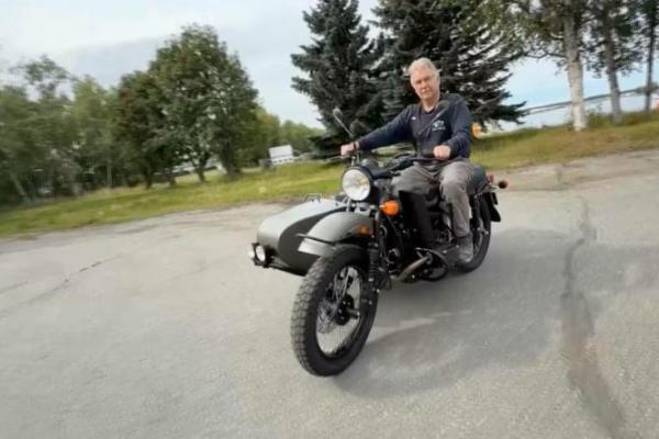 Warga Alaska, Mark Warren, mengendarai sepeda motor Ural barunya, hadiah dari Presiden Rusia Vladimir Putin, di Anchorage, Alaska, AS, dalam gambar diam dari video yang dirilis 18 Agustus 2025. Handout via REUTERS 