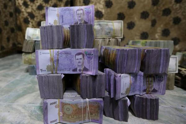Tumpukan pound Suriah terlihat di dalam sebuah toko penukaran mata uang di Azaz, Suriah, 3 Februari 2020. Foto diambil pada 3 Februari 2020. REUTERS 