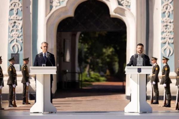 Presiden Ukraina Volodymyr Zelenskiy dan Perdana Menteri Kanada Mark Carney pada Hari Kemerdekaan Ukraina, di depan Katedral St. Sophia di Kyiv, Ukraina, 24 Agustus 2024. Handout via REUTERS 