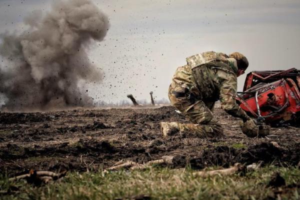 Prajurit Ukraina bereaksi saat melempar granat dalam pelatihan di wilayah Donbas, Ukraina, 8 April 2023. REUTERS 