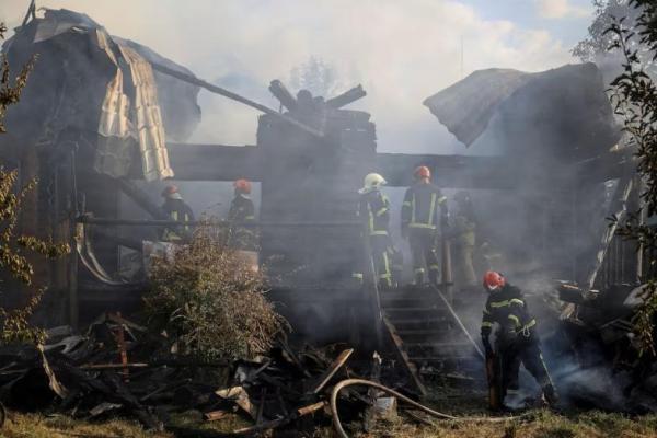 Petugas pemadam kebakaran bekerja di lokasi serangan rudal Rusia, di tengah serangan Rusia terhadap Ukraina, di desa Sknyliv di pinggiran Lviv, Ukraina, 21 Agustus 2025. REUTERS 