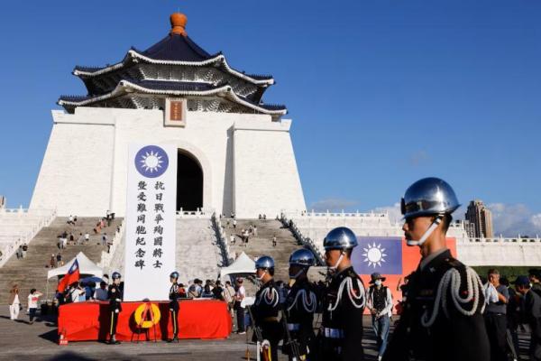 Karangan bunga diletakkan dalam acara peringatan 80 tahun berakhirnya Perang Dunia II di Balai Peringatan Chiang Kai-shek di Taipei, Taiwan, 16 Agustus 2025. REUTERS 
