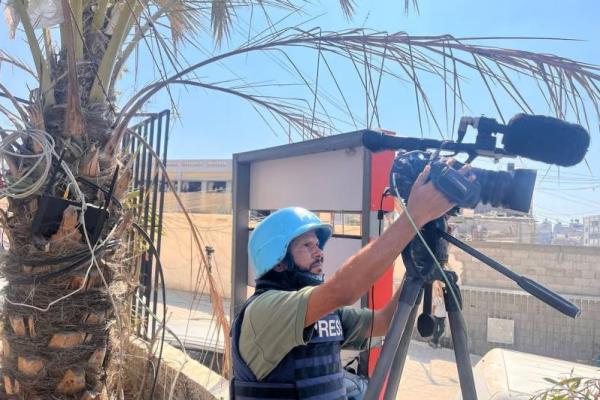 Juru kamera Palestina Hussam al-Masri, seorang kontraktor Reuters yang tewas dalam serangan Israel di Rumah Sakit Nasser pada 25 Agustus 2025, bekerja di Rumah Sakit Nasser, di Khan Younis, Jalur Gaza selatan, 7 Agustus 2024. REUTERS 