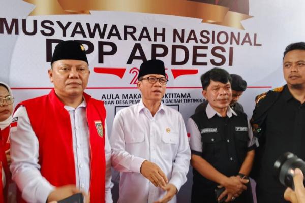 Menteri Desa dan Pembangunan Daerah Tertinggal, Yandri Susanto (tengah) saat melakukan konferensi pers usai acara Munas DPP APDESI Merah Putih (Foto: Vaza/Katakini) 