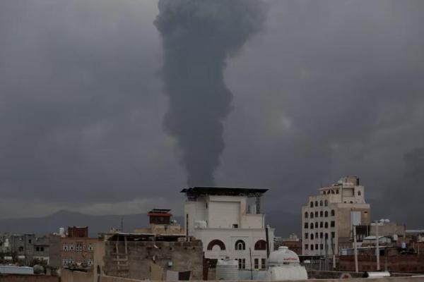 Asap mengepul dari lokasi serangan udara Israel di Sanaa, Yaman, 24 Agustus 2025. REUTERS 